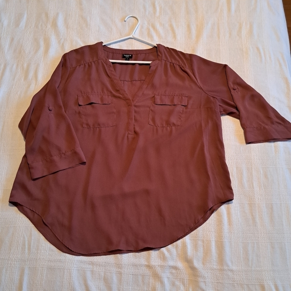 Torrid Harper women's size 2 blouse with convertible sleeves. 2 chest pockets